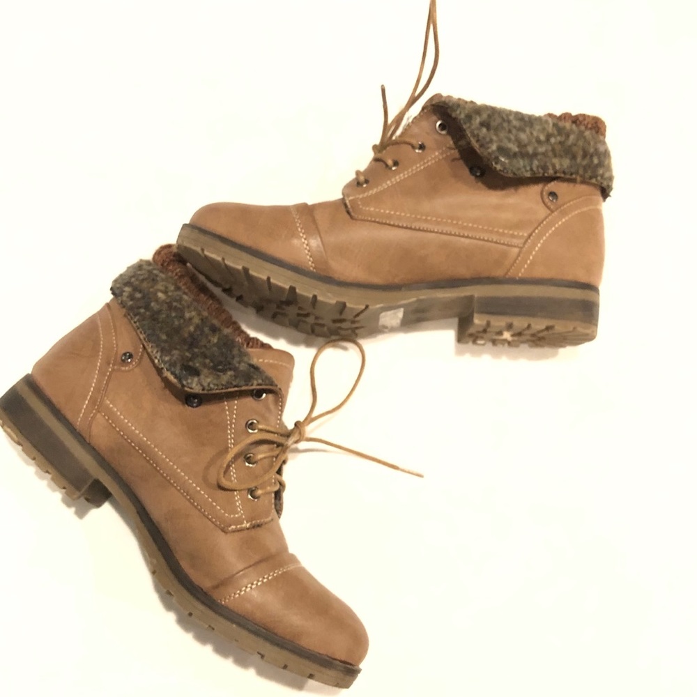 Women’s Light brown combat boots size 9